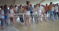 danse collective en ronde en Biodanza